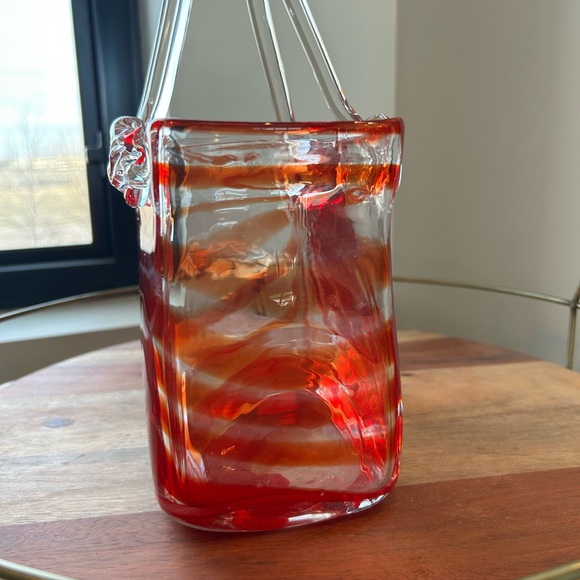 VINTAGE GLASS ART HANDBAG.  Beautiful piece in pristine condition. 8”x6”x3” - Picture 5 of 7